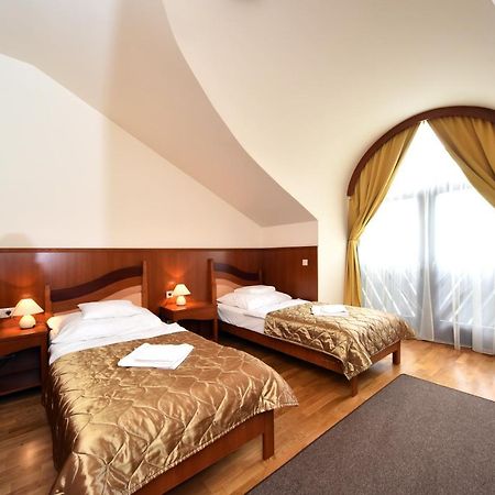 Hotel Kumania Kisujszallas 外观 照片