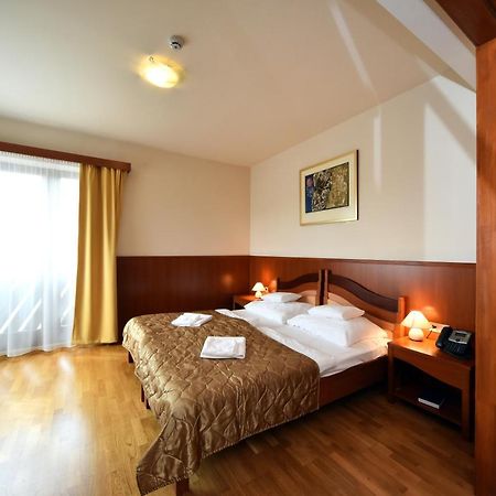 Hotel Kumania Kisujszallas 外观 照片