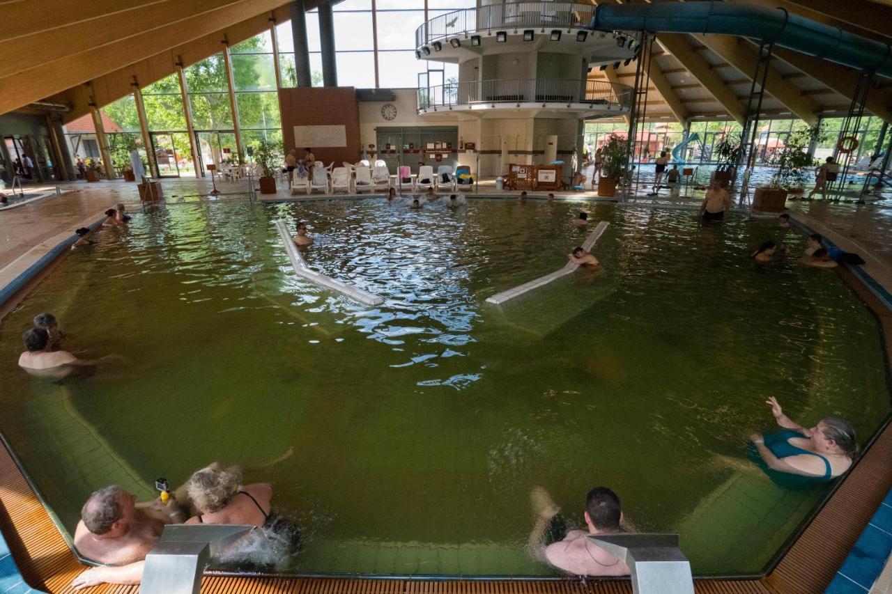Hotel Kumania Kisujszallas 外观 照片
