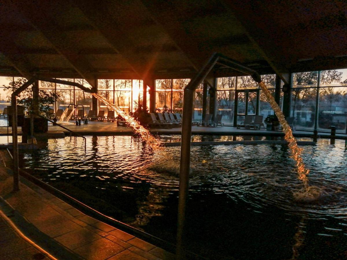 Hotel Kumania Kisujszallas 外观 照片