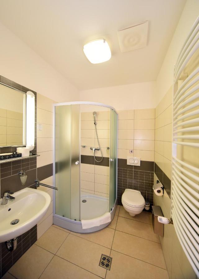 Hotel Kumania Kisujszallas 外观 照片