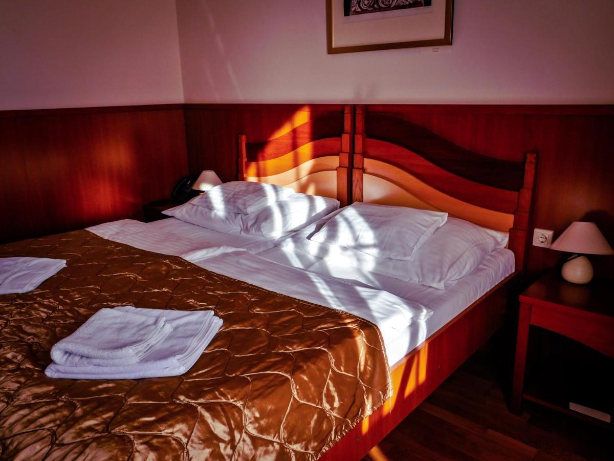 Hotel Kumania Kisujszallas 外观 照片