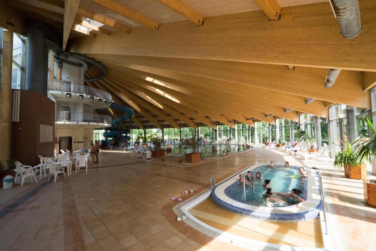 Hotel Kumania Kisujszallas 外观 照片