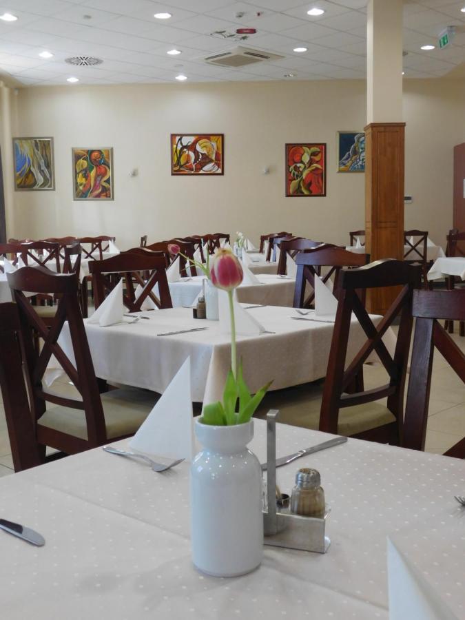 Hotel Kumania Kisujszallas 外观 照片