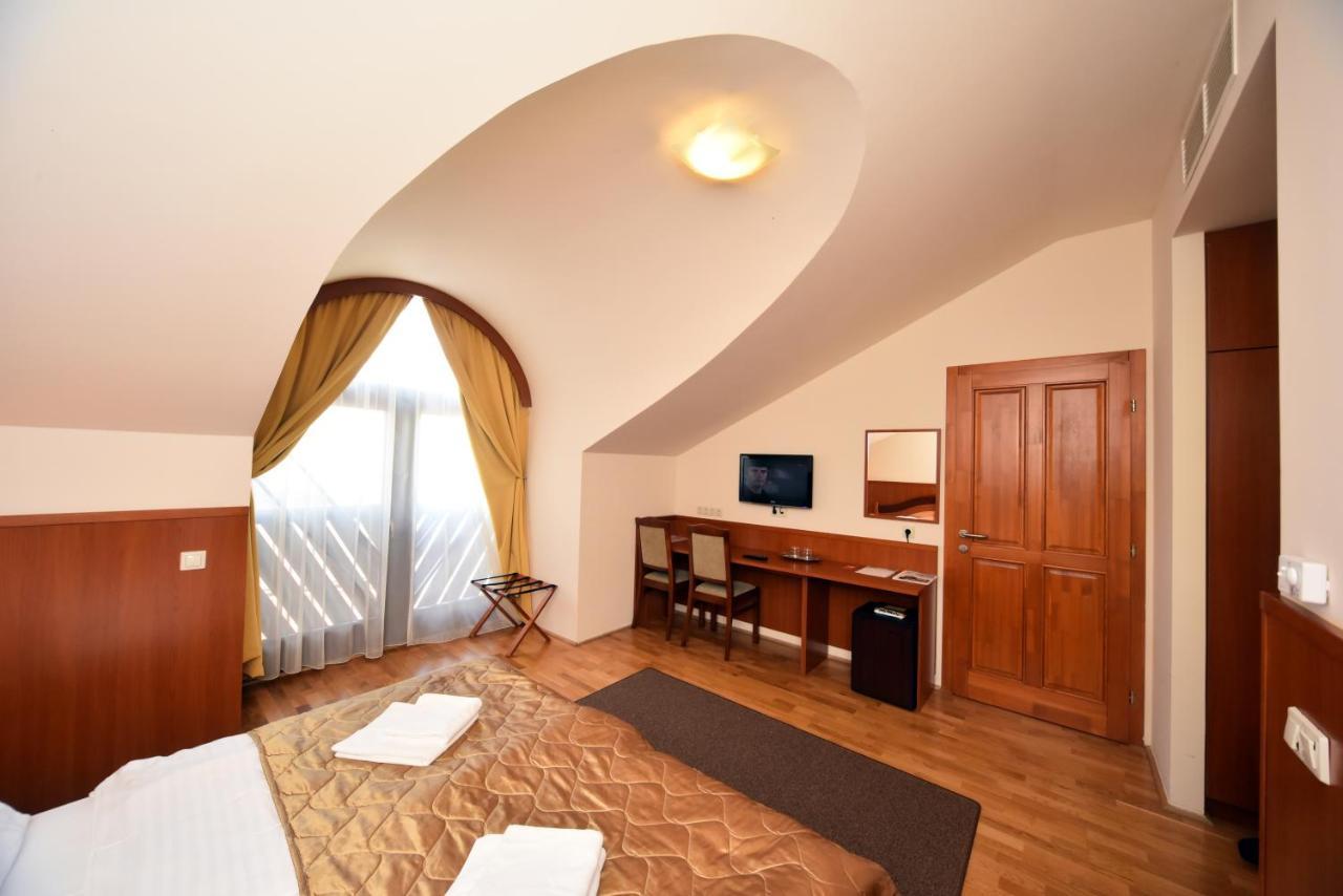 Hotel Kumania Kisujszallas 外观 照片