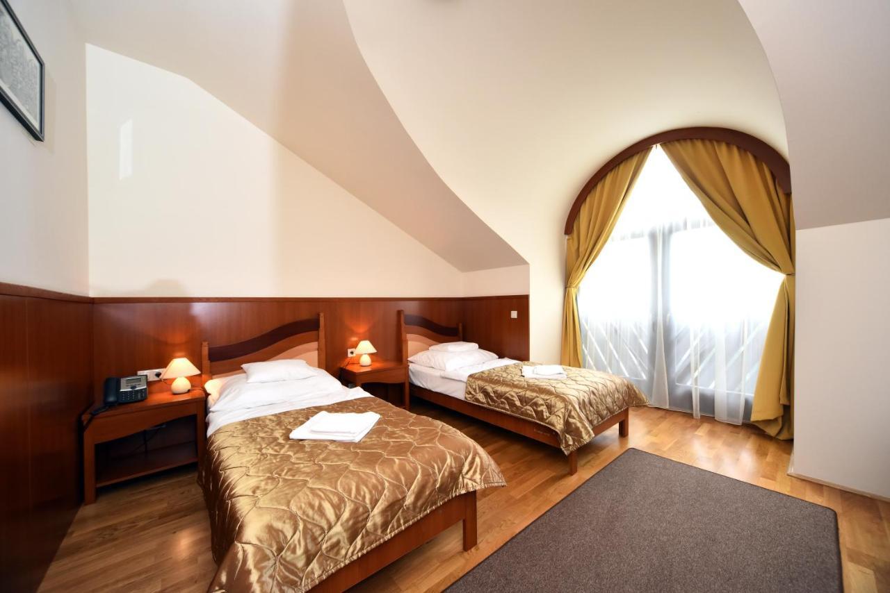 Hotel Kumania Kisujszallas 外观 照片