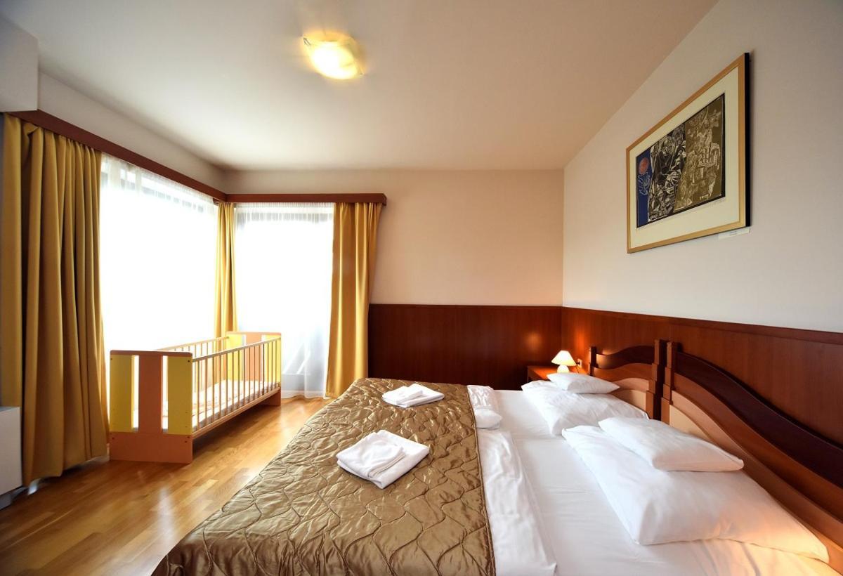 Hotel Kumania Kisujszallas 外观 照片