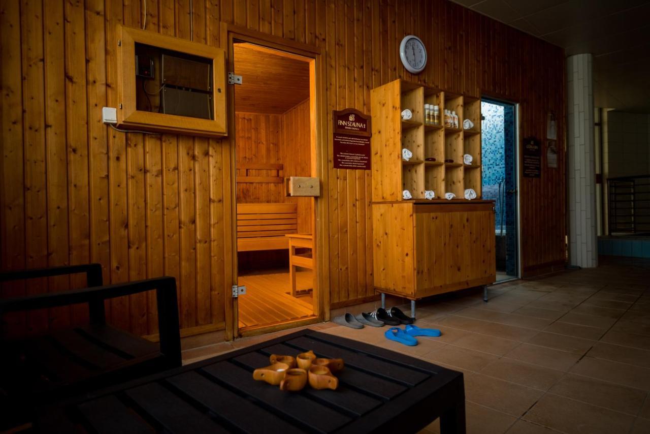 Hotel Kumania Kisujszallas 外观 照片