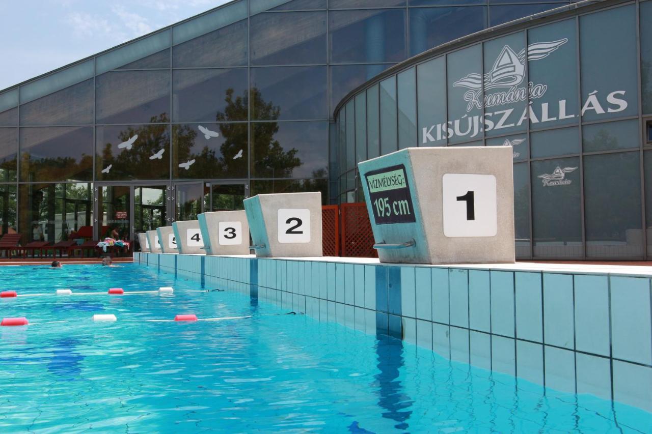 Hotel Kumania Kisujszallas 外观 照片