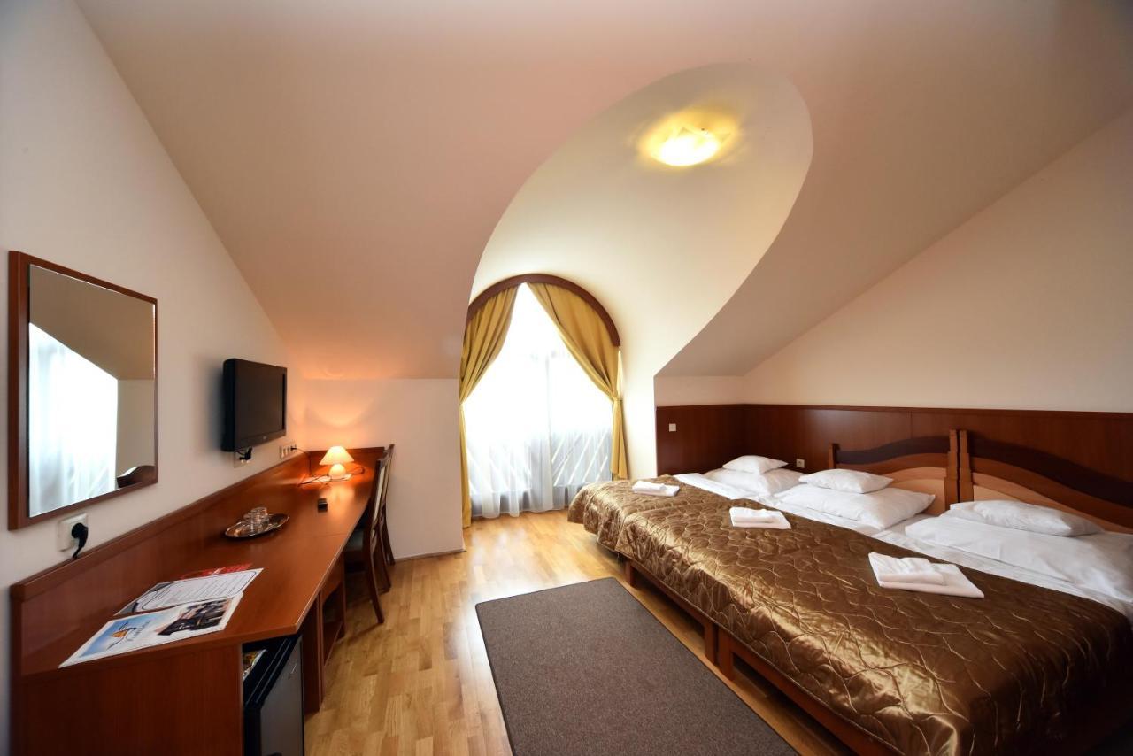 Hotel Kumania Kisujszallas 外观 照片