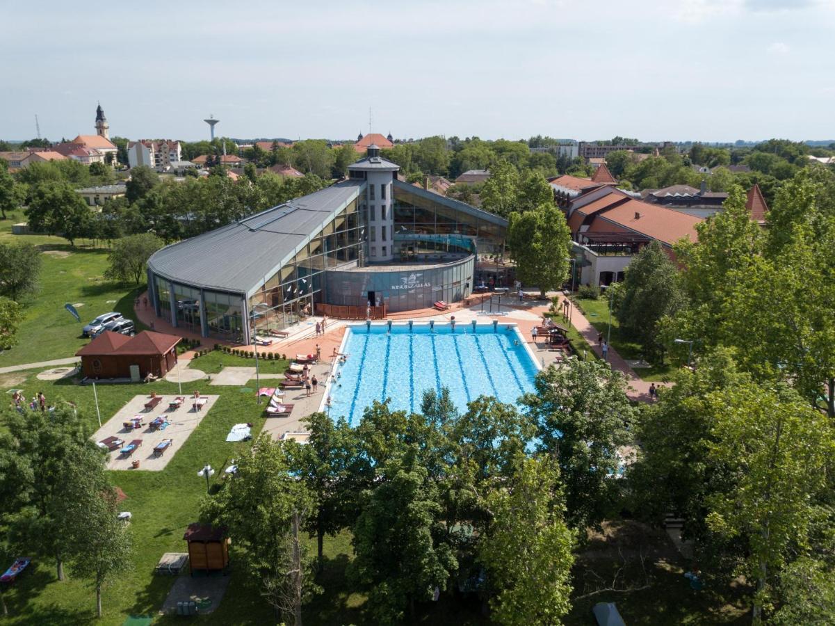 Hotel Kumania Kisujszallas 外观 照片