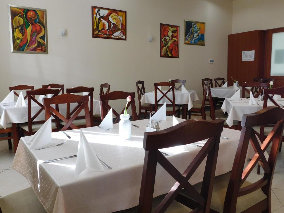 Hotel Kumania Kisujszallas 外观 照片