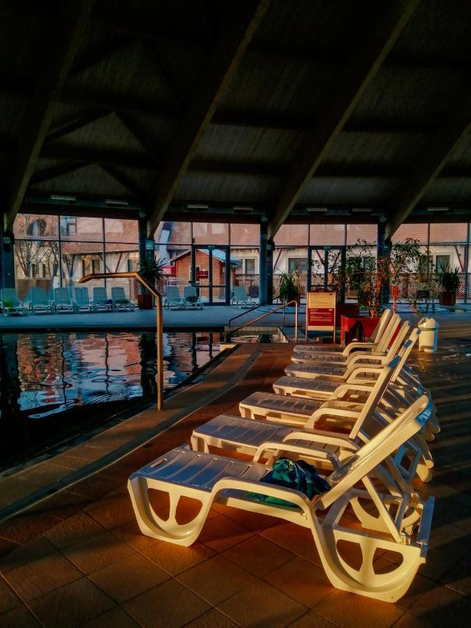 Hotel Kumania Kisujszallas 外观 照片