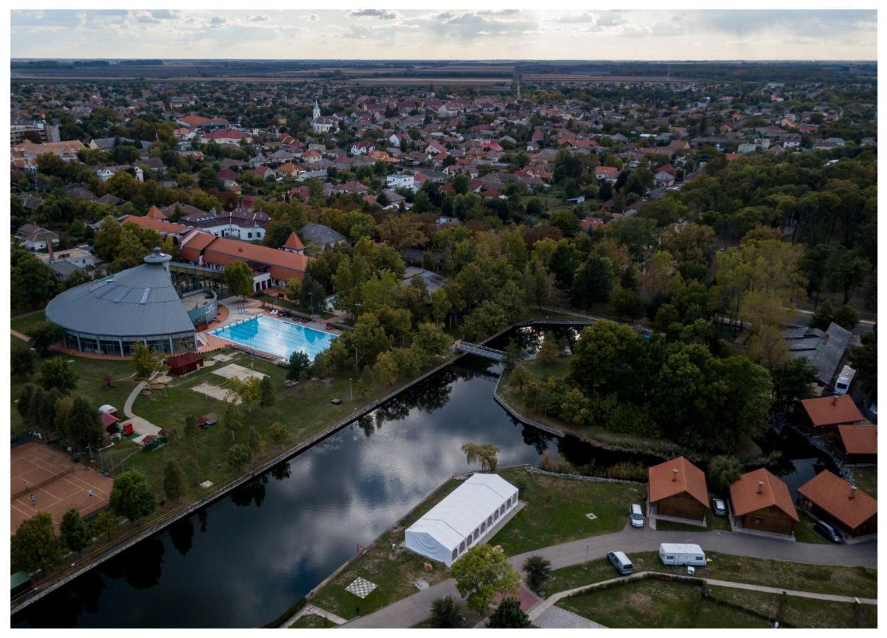 Hotel Kumania Kisujszallas 外观 照片