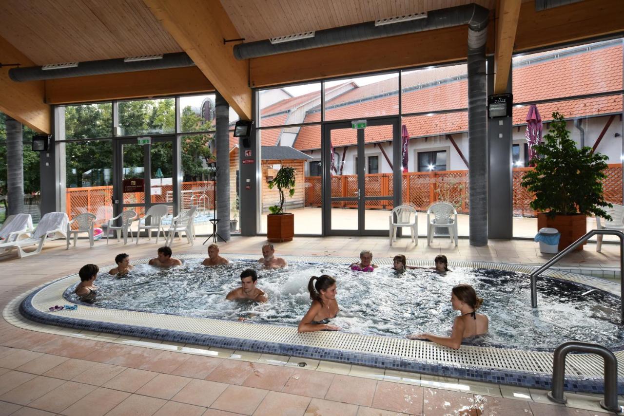 Hotel Kumania Kisujszallas 外观 照片