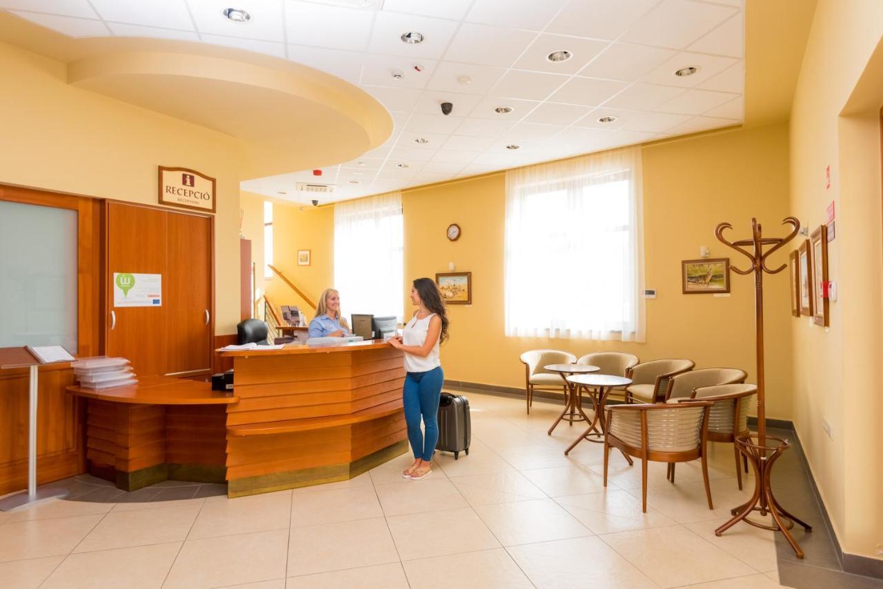 Hotel Kumania Kisujszallas 外观 照片