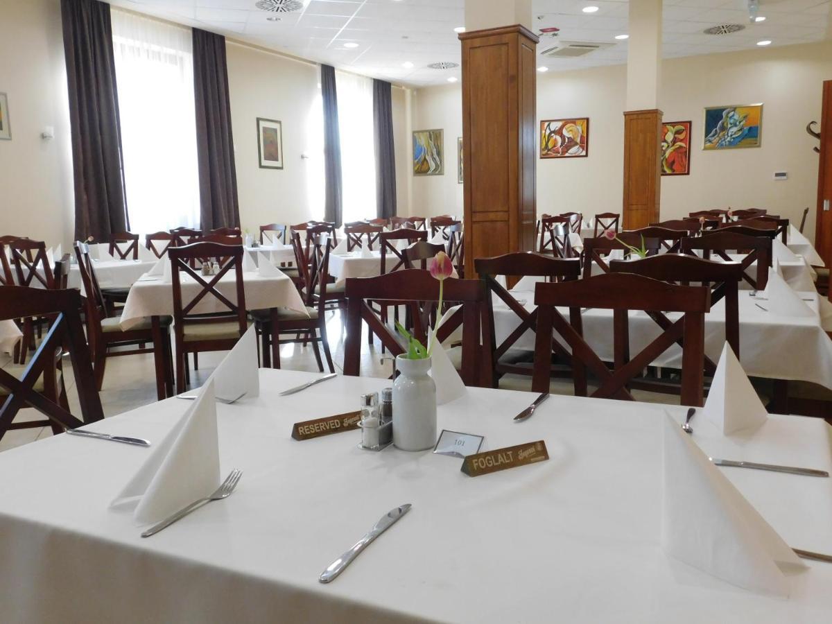 Hotel Kumania Kisujszallas 外观 照片