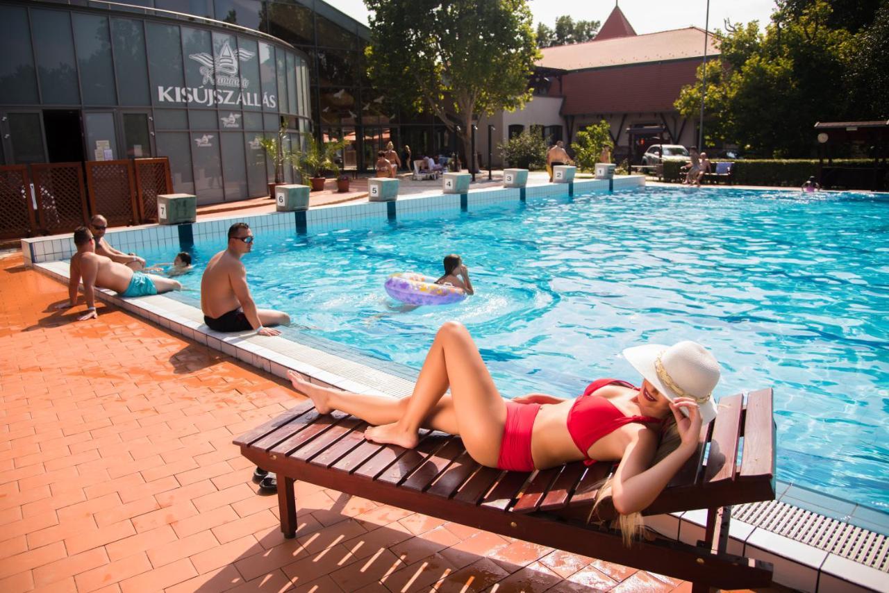 Hotel Kumania Kisujszallas 外观 照片