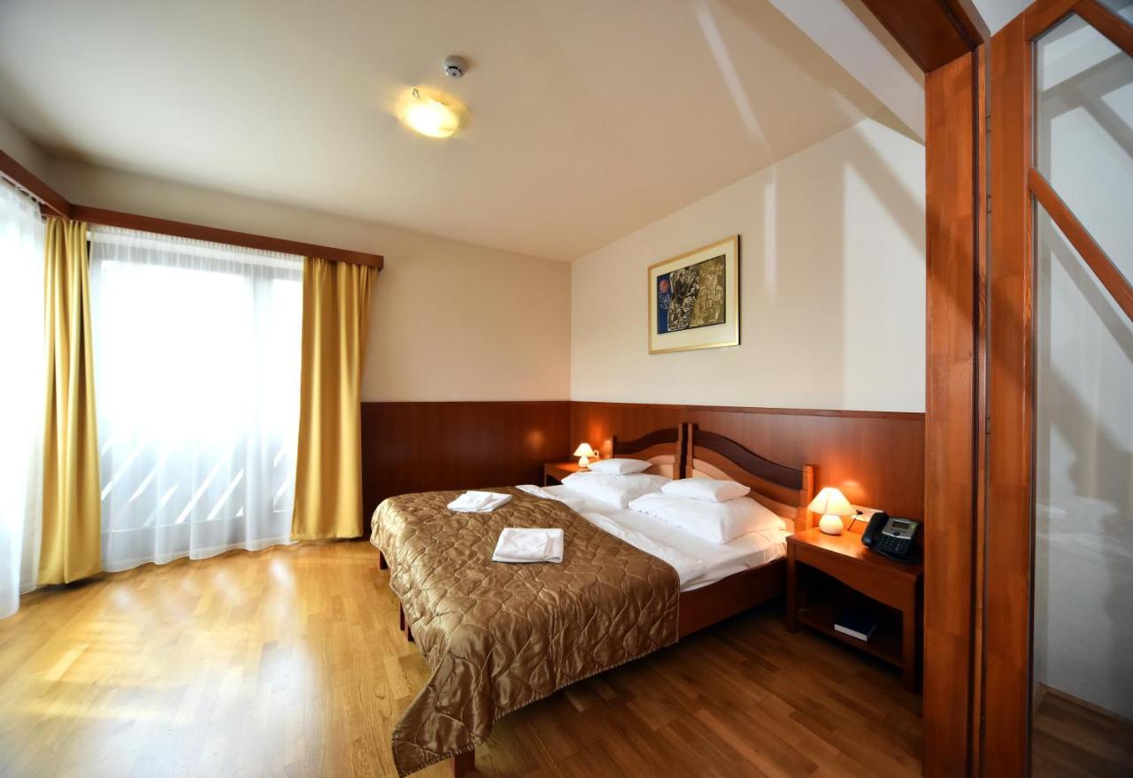 Hotel Kumania Kisujszallas 外观 照片