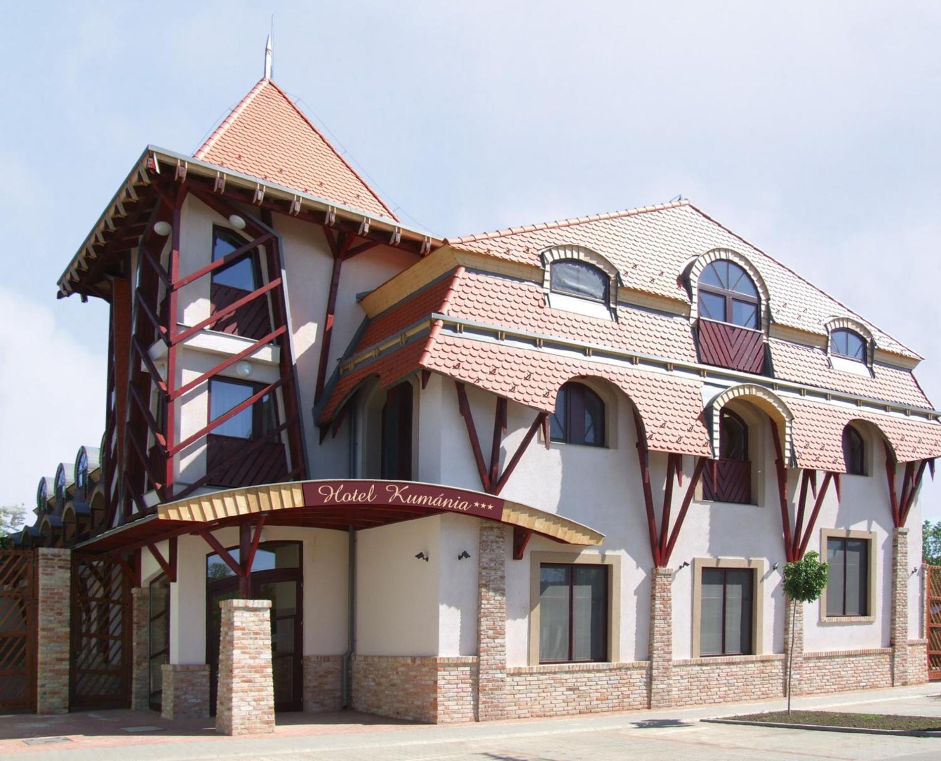 Hotel Kumania Kisujszallas 外观 照片